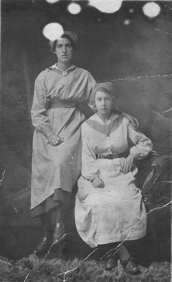 Elizabeth Ellen Jones later Shaw (nee Price) on left
